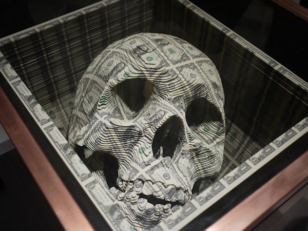 череп из долларов